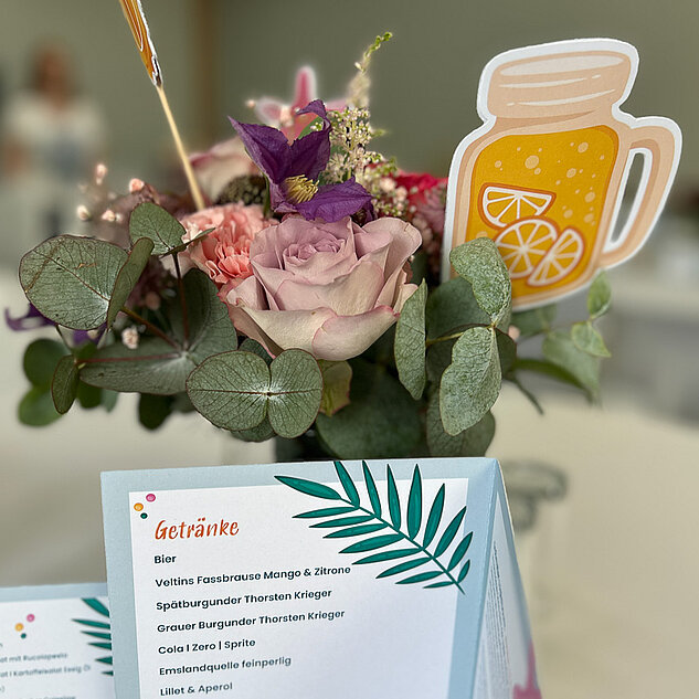 Sommerlicher Blumenschmuck auf den Tischen Sommerlicher Blumenschmuck auf den Tischen