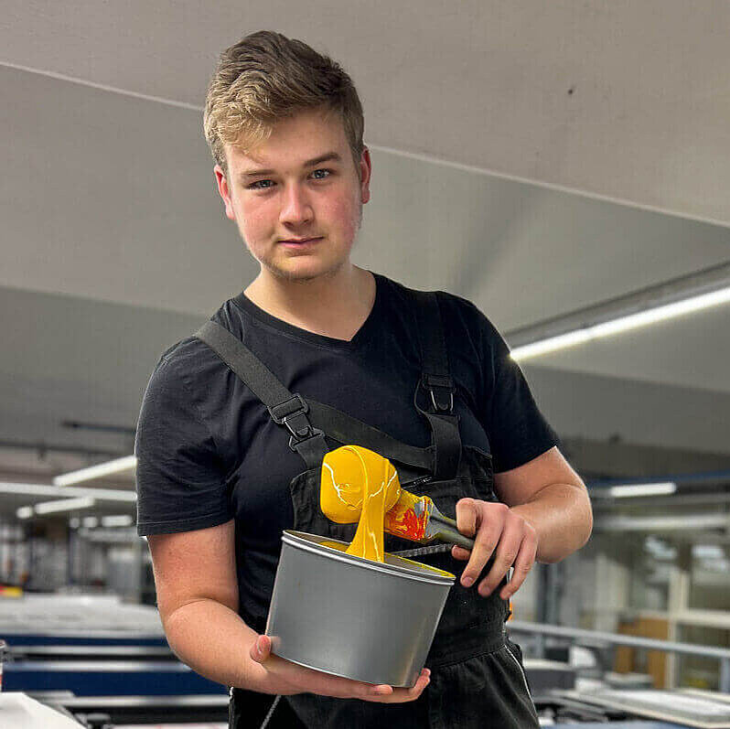 Sven an der Offsetdruckmaschine