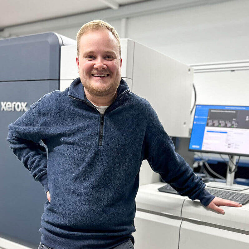 Timo an der XEROX Digitaldruckmaschine