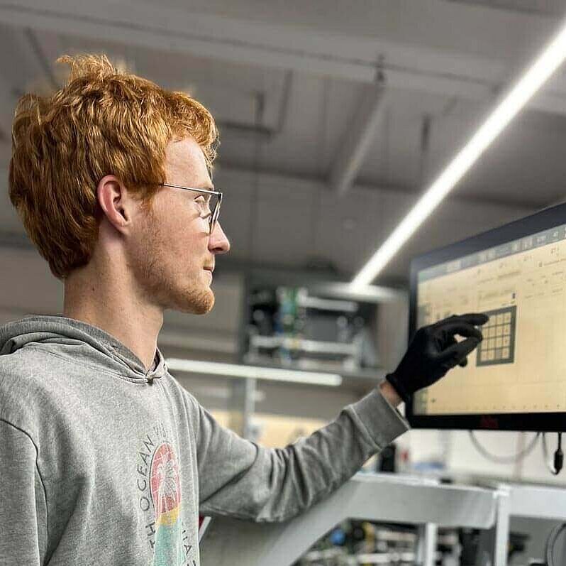 Janek an der Faltschachtel-Klebemaschine