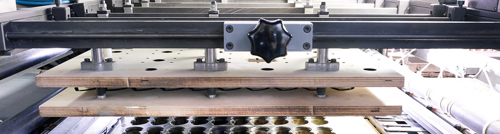 Blick in die Stanzmaschine Blick in die Stanzmaschine