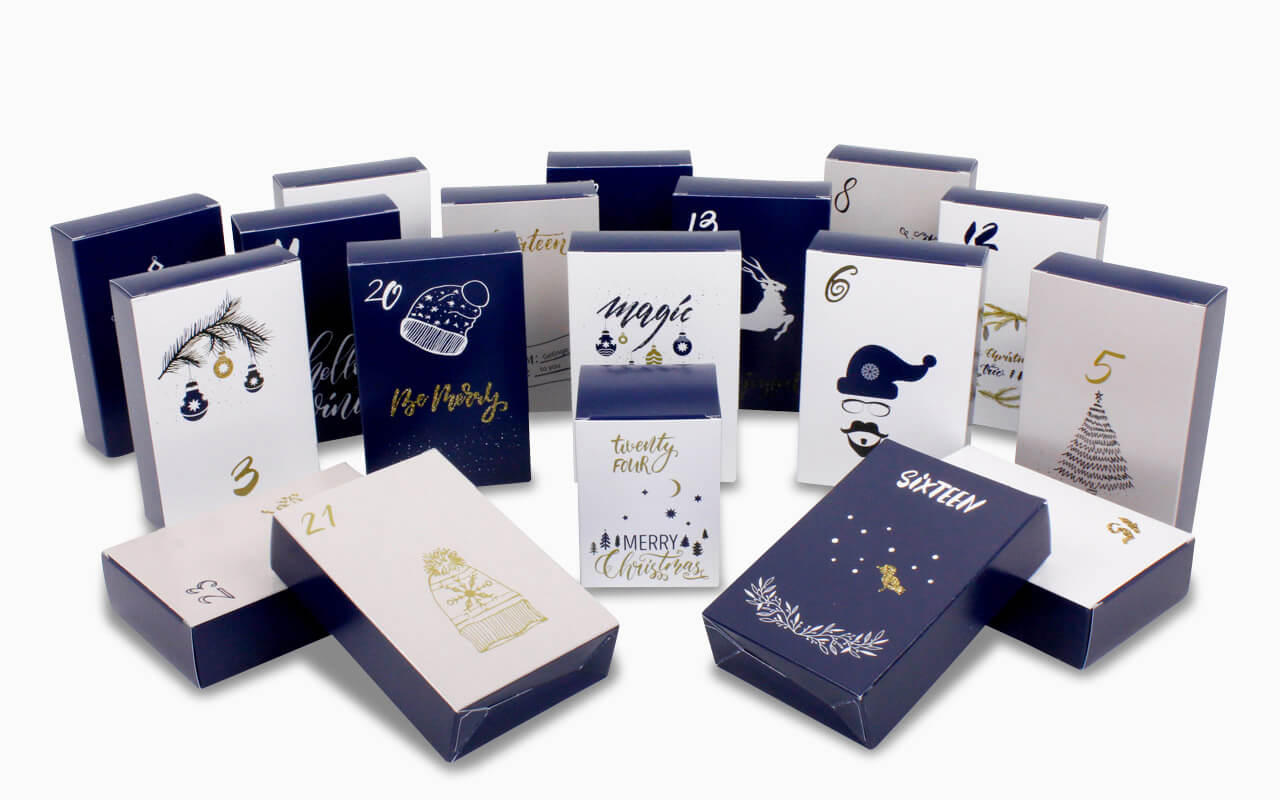 Einzelne bedruckte Schachteln für einen Adventskalender
