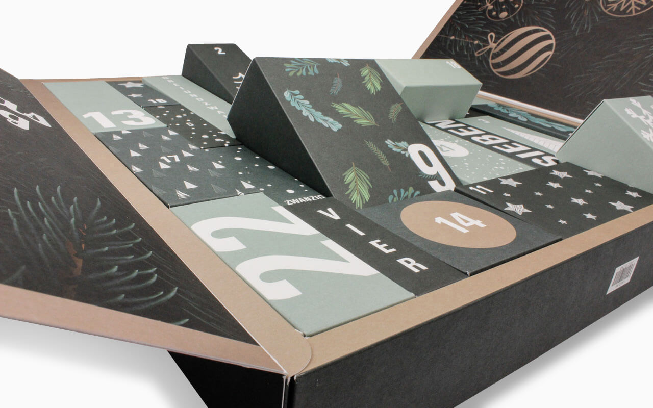 Adventskalender mit Altartüren zu beiden Seiten
