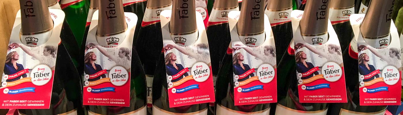 Flaschenanhänger an der Flasche Flaschenanhänger an der Flasche
