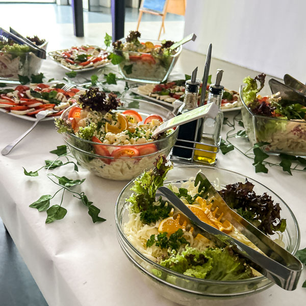 Großes Salatbuffet auf dem Sommerfest Großes Salatbuffet auf dem Sommerfest