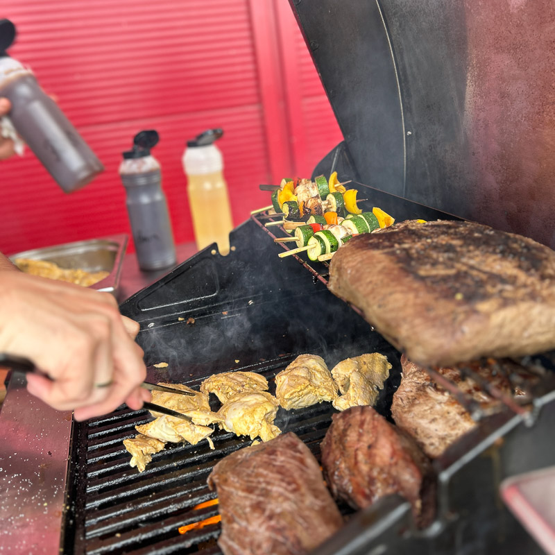 Grillspezialitäten mit passenden Soßen Grillspezialitäten mit passenden Soßen