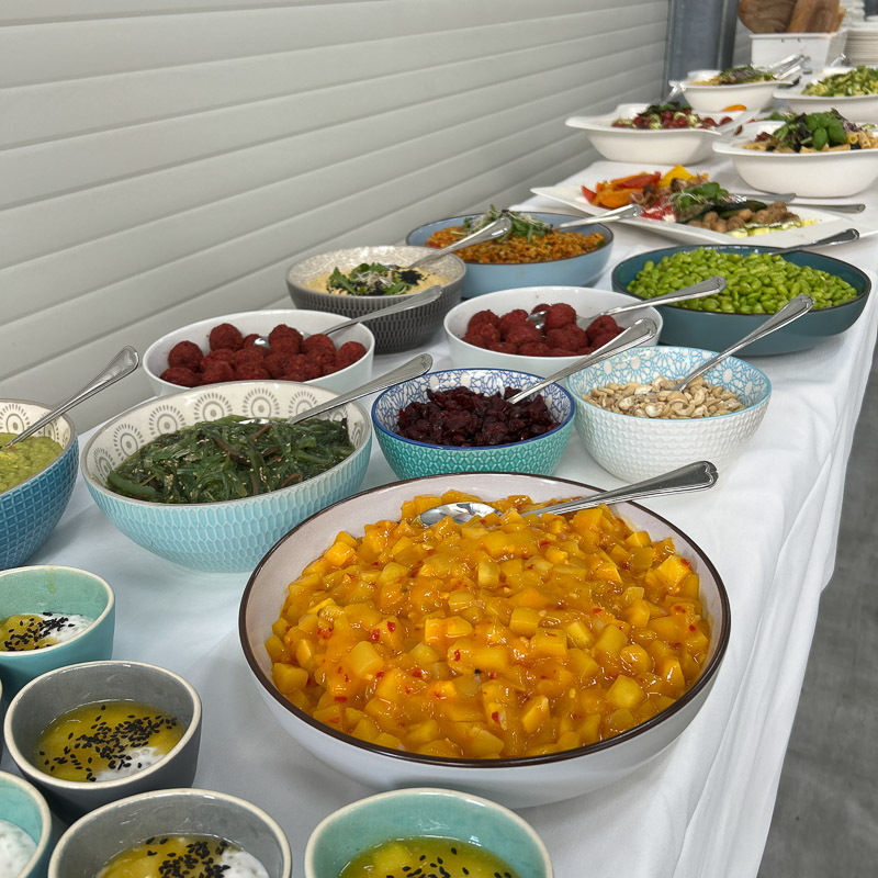 Bowls mit verschiedensten Zutaten Bowls mit verschiedensten Zutaten