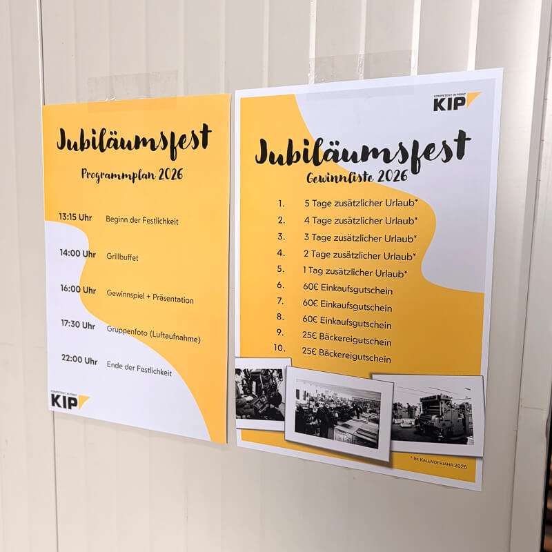 Plakate mit den Preisen des Gewinnspiels